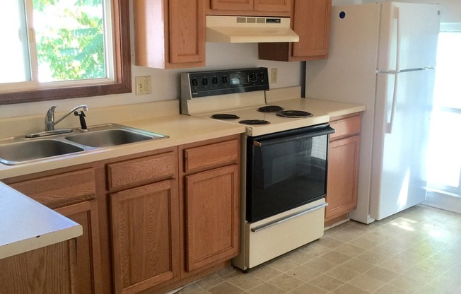 3 beds, 1 bath, $1,600, Unit 3