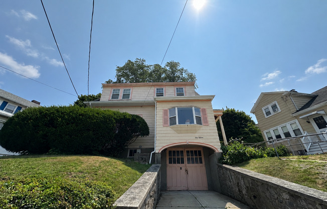 3 Bed/1.5 Bath - Backyard - Off-Street Parking - Oak Square