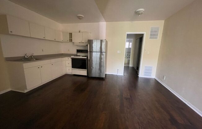 2 beds, 1 bath, 700 sqft, $2,200, Unit 304