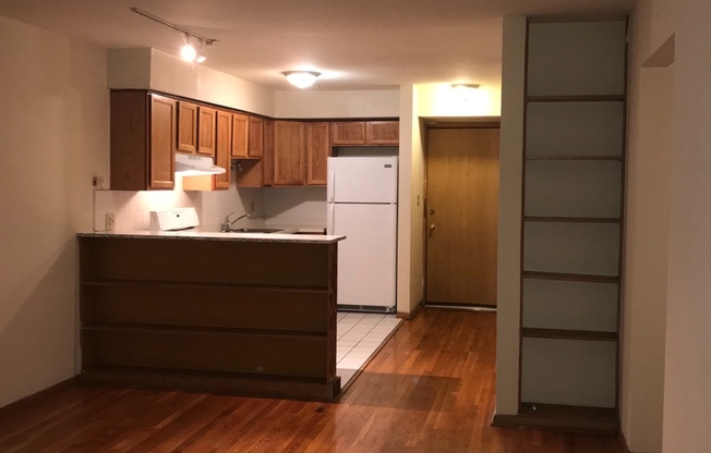 2 beds, 1 bath, 800 sqft, $1,400, Unit 2D