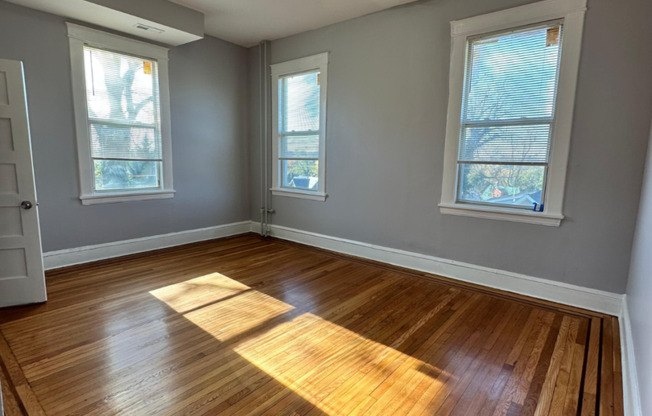 1 bed, 1 bath, $1,100, Unit 2206 Roslyn Ave Unit 8