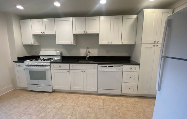 1 bed, 1 bath, 572 sqft, $1,510, Unit Old King Edward 15