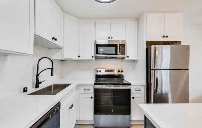 698 N SANTA CRUZ AVE