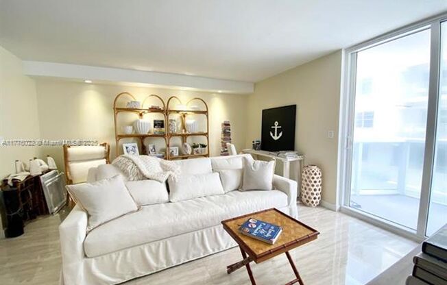 2401 Collins Ave appt 512 (A11775022)