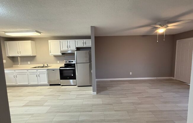 2 beds, 1 bath, $1,195, Unit 2744 White Oak Lane