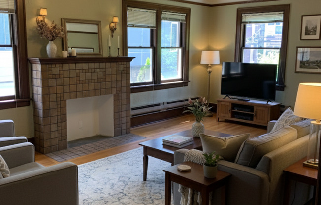 3644 Woodland Park Apartments are located in Wallingford