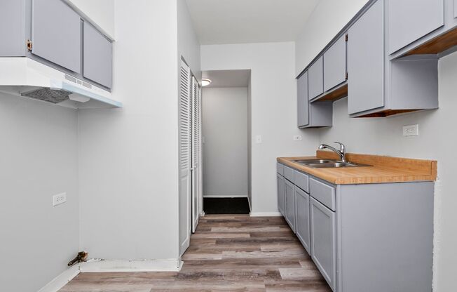2 beds, 1 bath, 1,000 sqft, $1,553.75, Unit 4244 1/2 - 2E