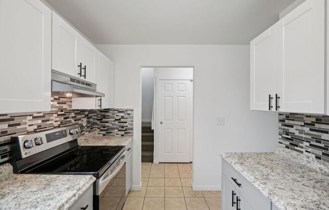 3 beds, 1.5 baths, 1,231 sqft, $2,325, Unit R5