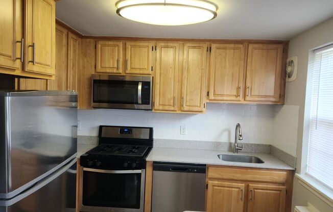 2 beds, 1 bath, 897 sqft, $2,335, Unit A-16