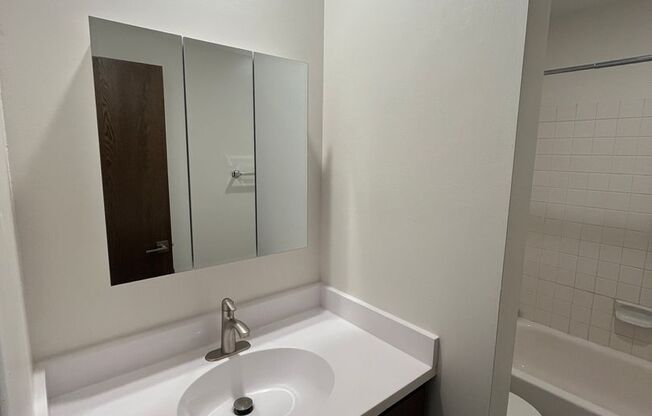 2 beds, 1 bath, 975 sqft, $1,490, Unit 2700-226