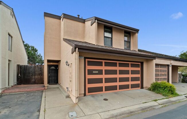 $3,790 - BEAUTIFULLY REMODELED THREE BEDROOM TOWN HOME IN SUNDALE AREA OF CENTRAL FREMONT
