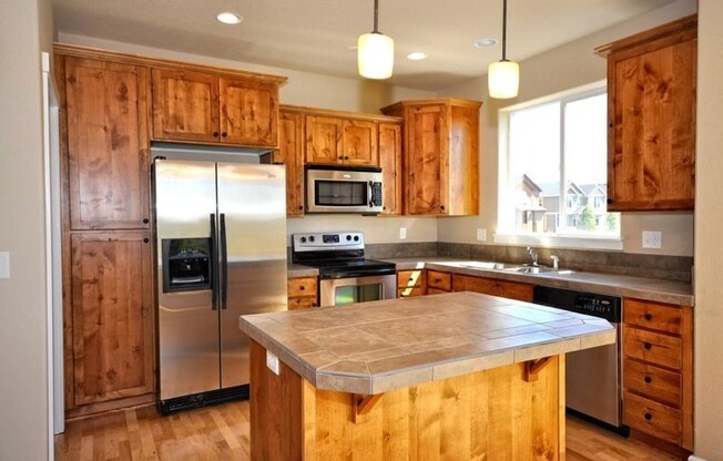 Craftsman Style Townhouse - 3 bedroom, 2.5 bath w/ Bonus Room - Attached Double Garage