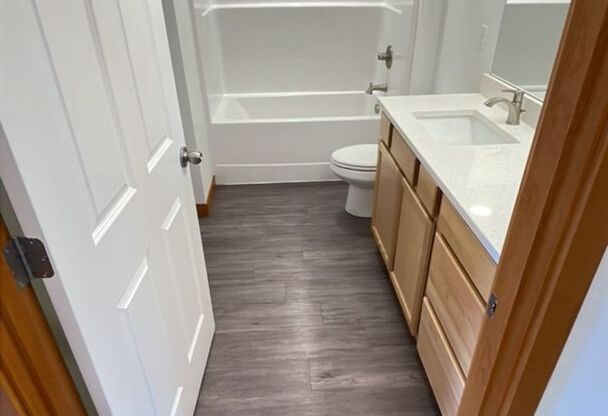 3 beds, 1 bath, $2,475, Unit 1200 #206