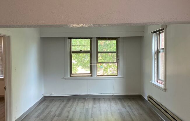 2 beds, 1 bath, $810, Unit H