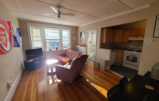 2 beds, 1 bath, $2,850, Unit 30