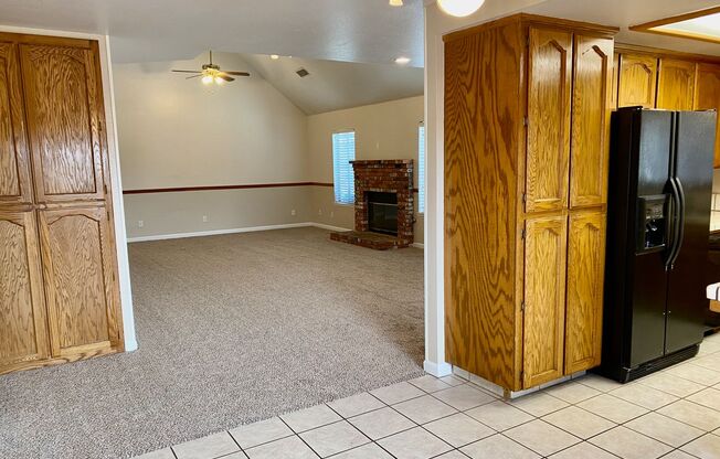 $2,450 Willow & Nees, 3 Bedroom - N Adler, Clovis - Pool