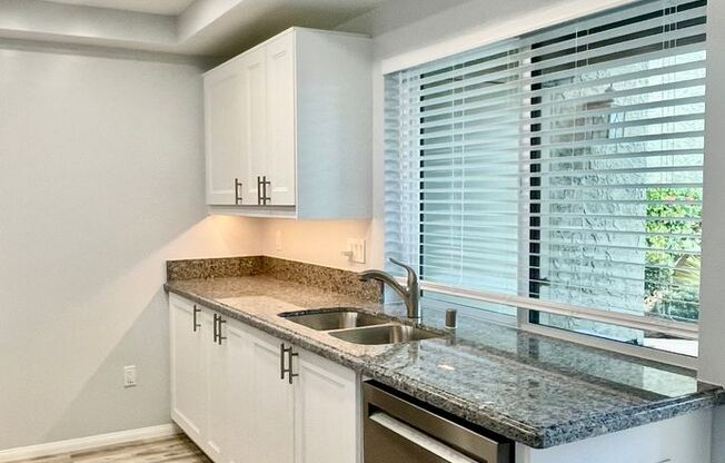 Del Mar Heights 1 br condo