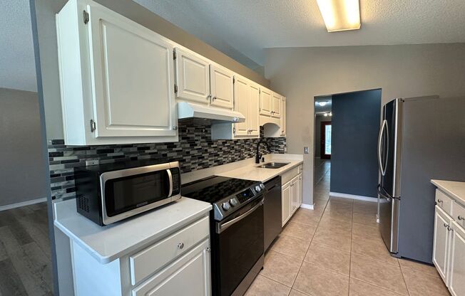 3 bedroom 2 bath home for rent in Bayou Place!
