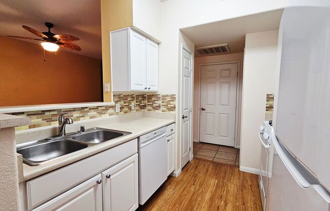 2 beds, 2 baths, $1,450, Unit # 1211