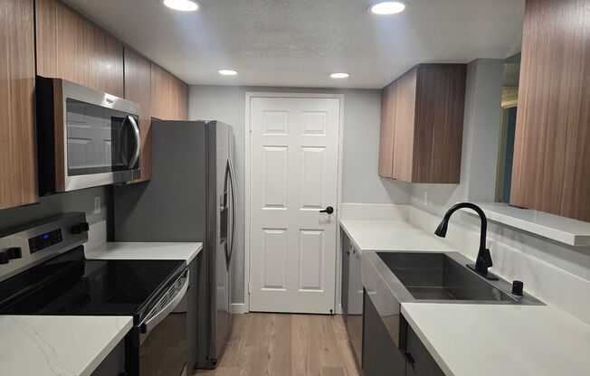 1 bed, 1 bath, 704 sqft, $2,365, Unit 549