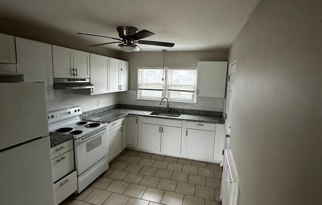 2 beds, 1 bath, 750 sqft, $1,200, Unit PLC-1330-14