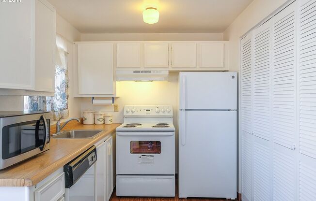 Updated Four-Plex in SE Portland with Fenced Yard! rentalsc21.com