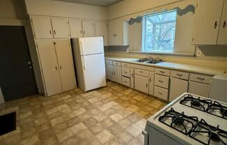 3 beds, 1 bath, $889, Unit Apt #1