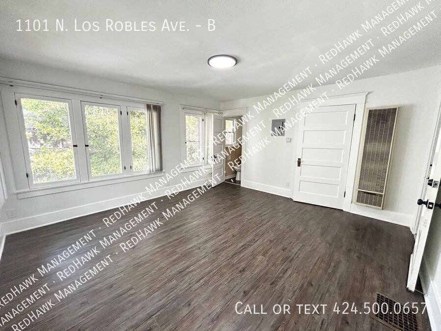 1101 N LOS ROBLES AVE