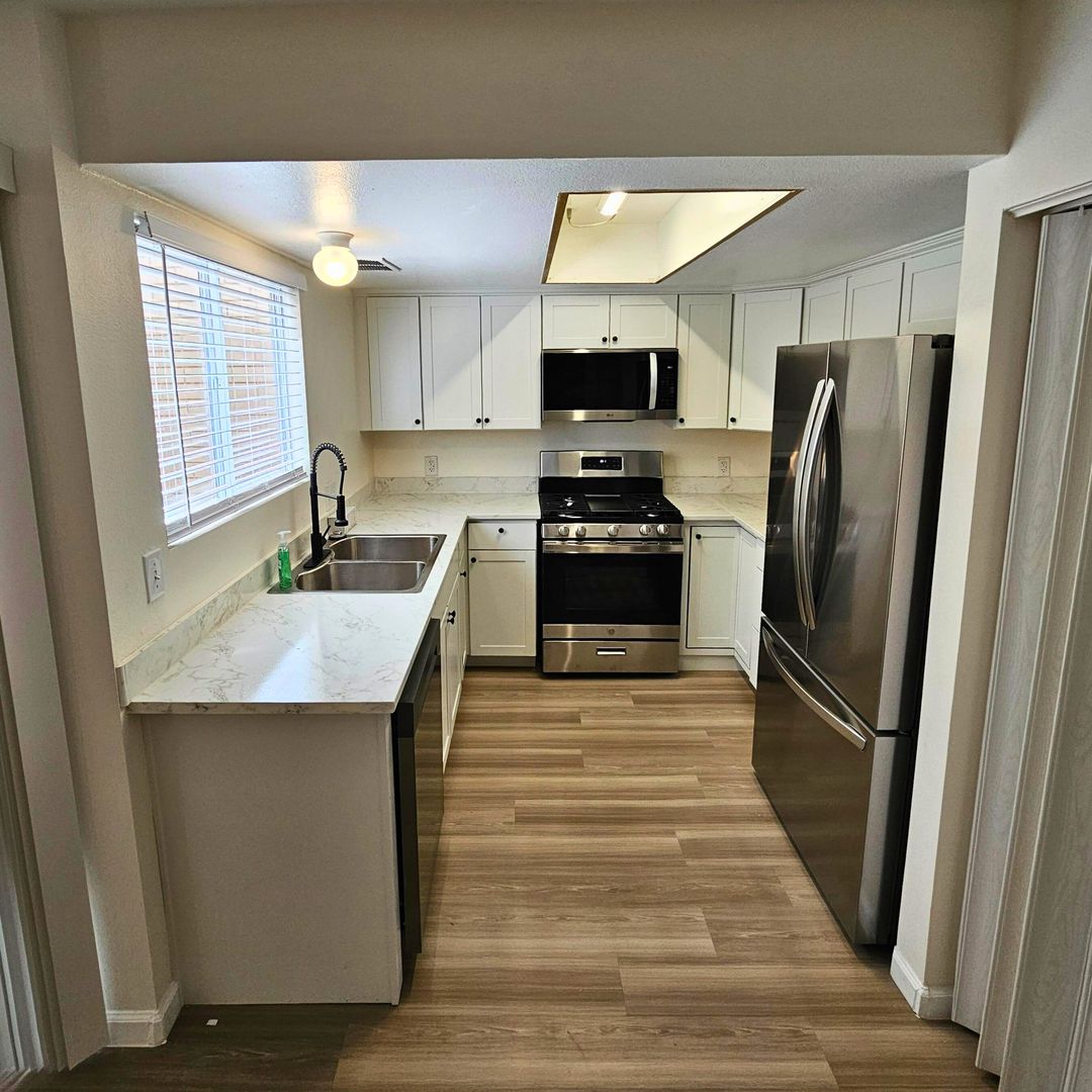 Dedicated to ACTIVE MILITARY OR VETERAN FAMILIES - 3BR/2BA Townhome in NLV!