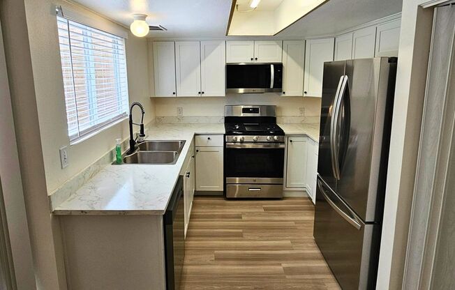 Dedicated to ACTIVE MILITARY OR VETERAN FAMILIES - 3BR/2BA Townhome in NLV!
