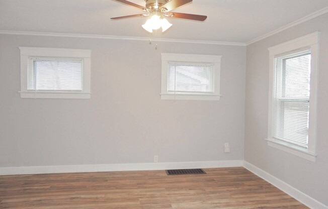 4 Bed - 2 Full Bath Colonial for Rent!