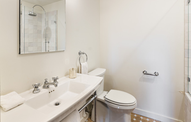 463 W 24 ST
