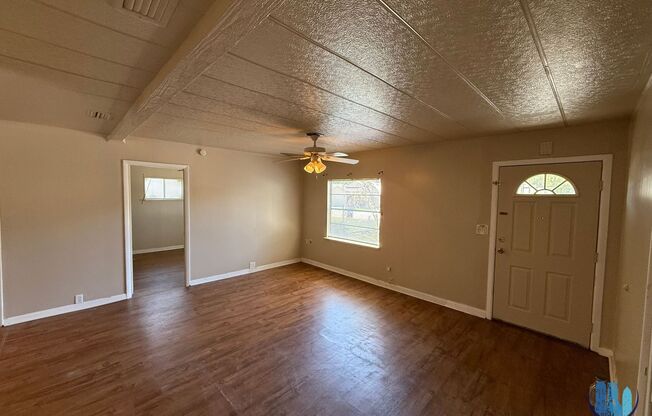 Charming 3-Bedroom Home with Garage & Fenced Backyard – Move-In Special!