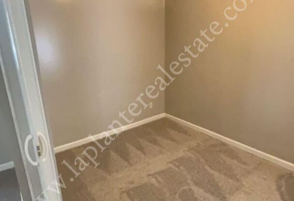 3 beds, 1 bath, 1,124 sqft, $850, Unit Upper