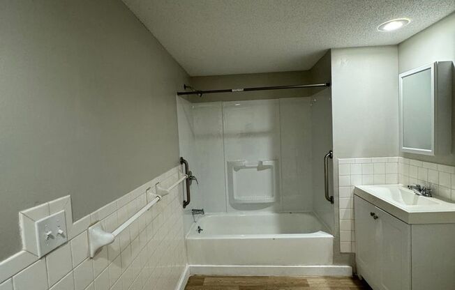 2 beds, 1 bath, $995