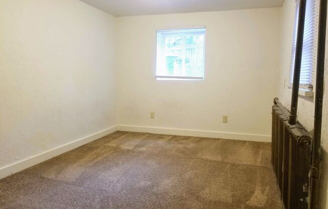 Stunning Three Bedroom on Bates St! Parking, Central Air Conditioning, Large Back Deck & More!! Call Today!!