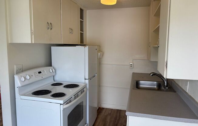 Large Top Floor Two Bedroom with View!! Free May