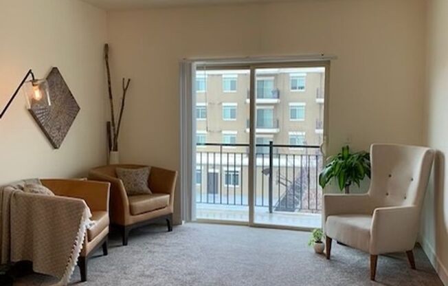 1 bed, 1 bath, 856 sqft, $1,325, Unit 440