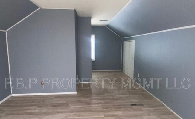 3 beds, 1 bath, 1,108 sqft, $1,300