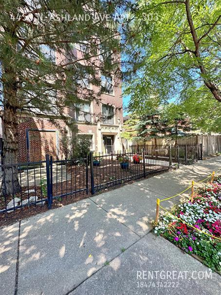 4450 N Ashland Ave