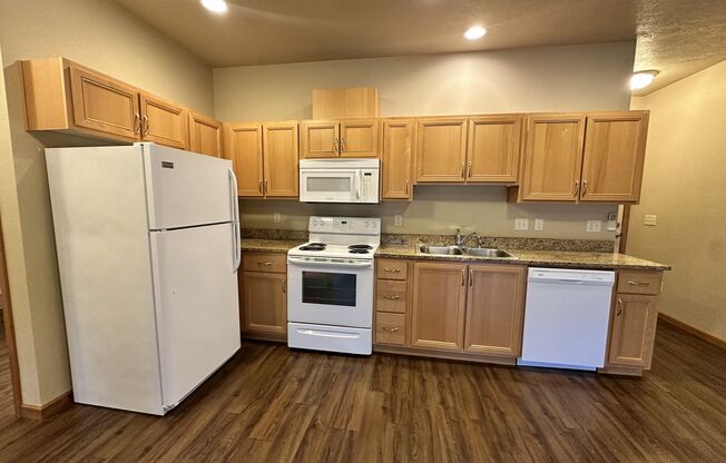 3 beds, 2 baths, 1,483 sqft, $2,400, Unit 82