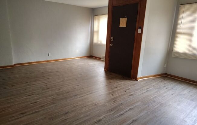 2425-27 W Greenfield Ave