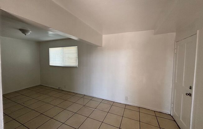 Upstairs 1 Bedroom / 1 Bathroom Apartment – Los Angeles