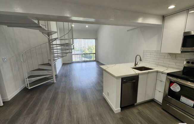 2 beds, 1 bath, 836 sqft, $3,700, Unit 555