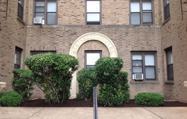 2 beds, 1 bath, $2,300, Unit B42