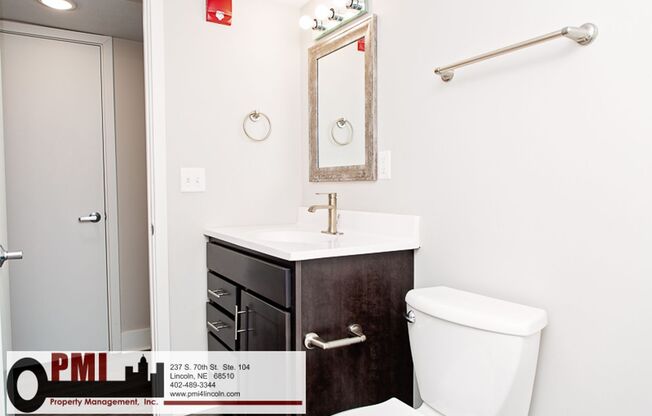 2 beds, 1 bath, $1,000, Unit 4001 Holdrege St. #2