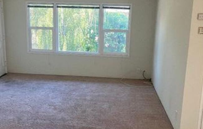 2 beds, 1 bath, $3,100, Unit 4