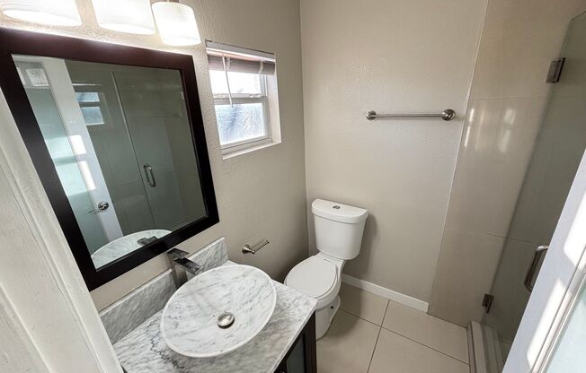 Gorgeous Studio w/ All Utilities Included located in Downtown Las Vegas! Move In Special