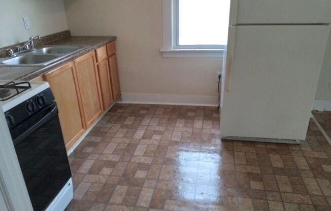 2 beds, 1 bath, 920 sqft, $750