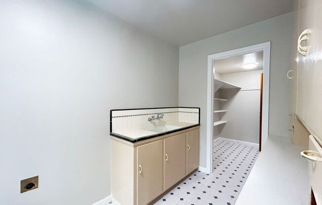 1 bed, 1 bath, 695 sqft, $1,525, Unit Windsor - 17